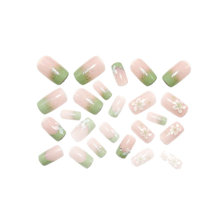 Kreatives Kunstnageldesign mit floralen Details Karnz
