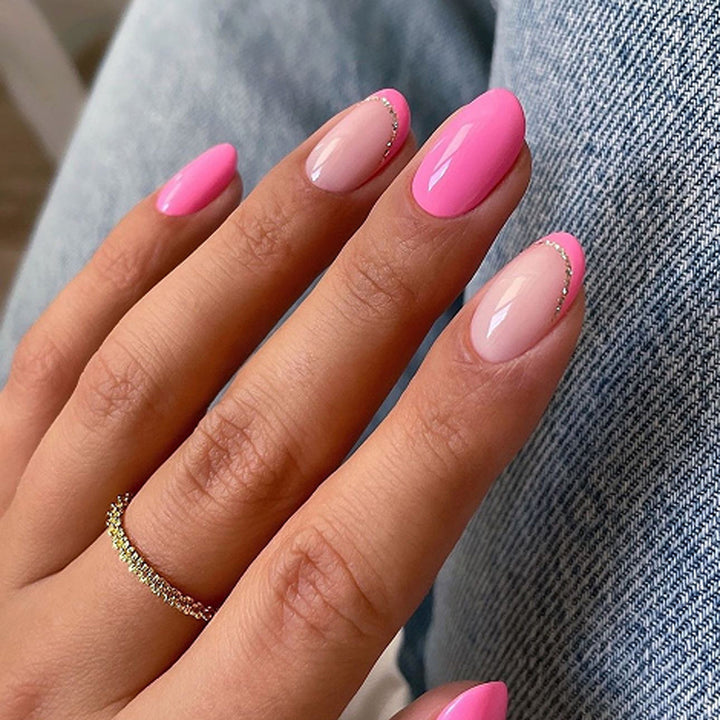 Kunstvolle Nagelkunst mit eleganten Glitzerakzenten Karnz