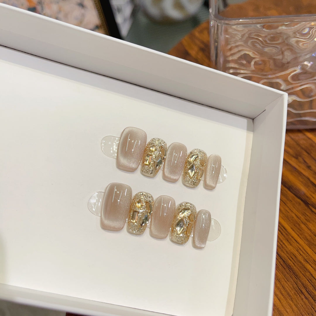 Elegantes Press-On Nagelset mit dekorativen Akzenten Karnz