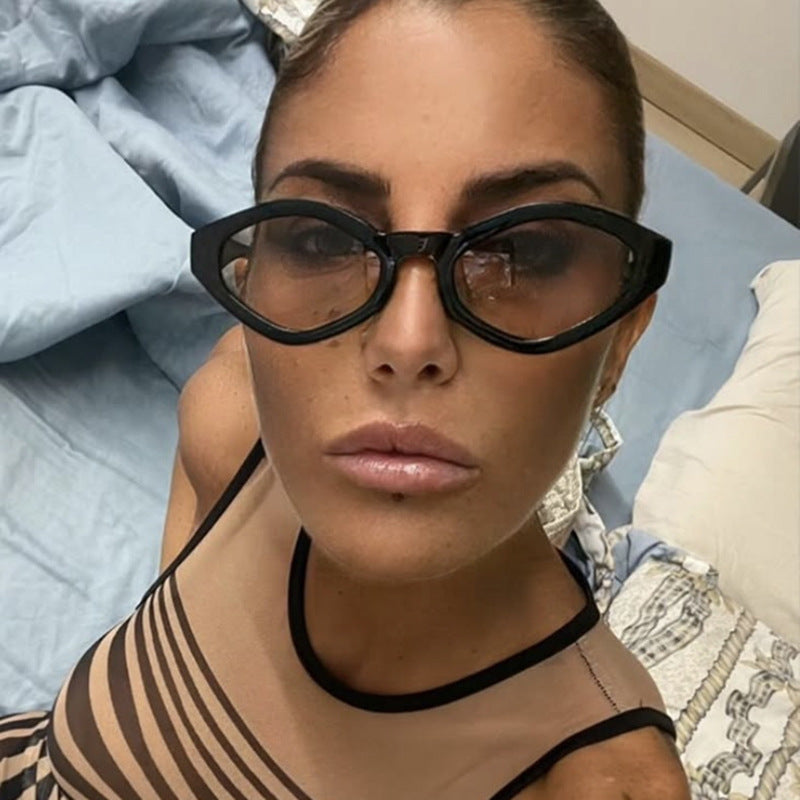 Damen modische Sonnenbrille im markanten Schmetterlingsdesign Karnz