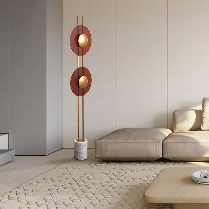 Skulptural Stehlampe mit Marmorbasis und runden Akzenten