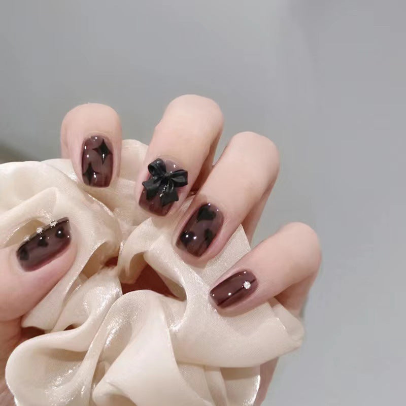 Kunstnägel mit eleganten Schleifen- und Herzmotiven Karnz