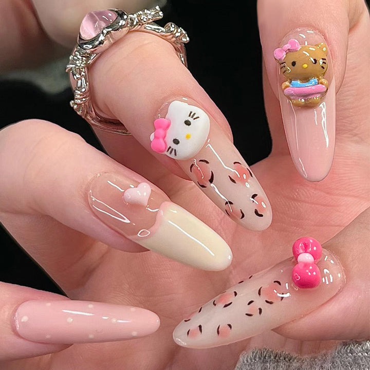 Elegante Stiletto Press-On Nägel mit aufwendigen floralen Akzenten Karnz