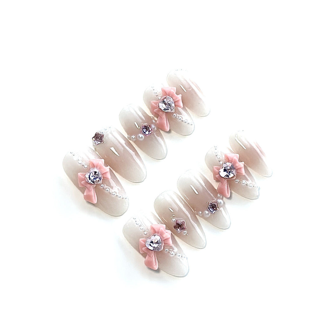 Dekoratives Press-On-Nagelkunst-Set mit glitzernden floralen Akzenten