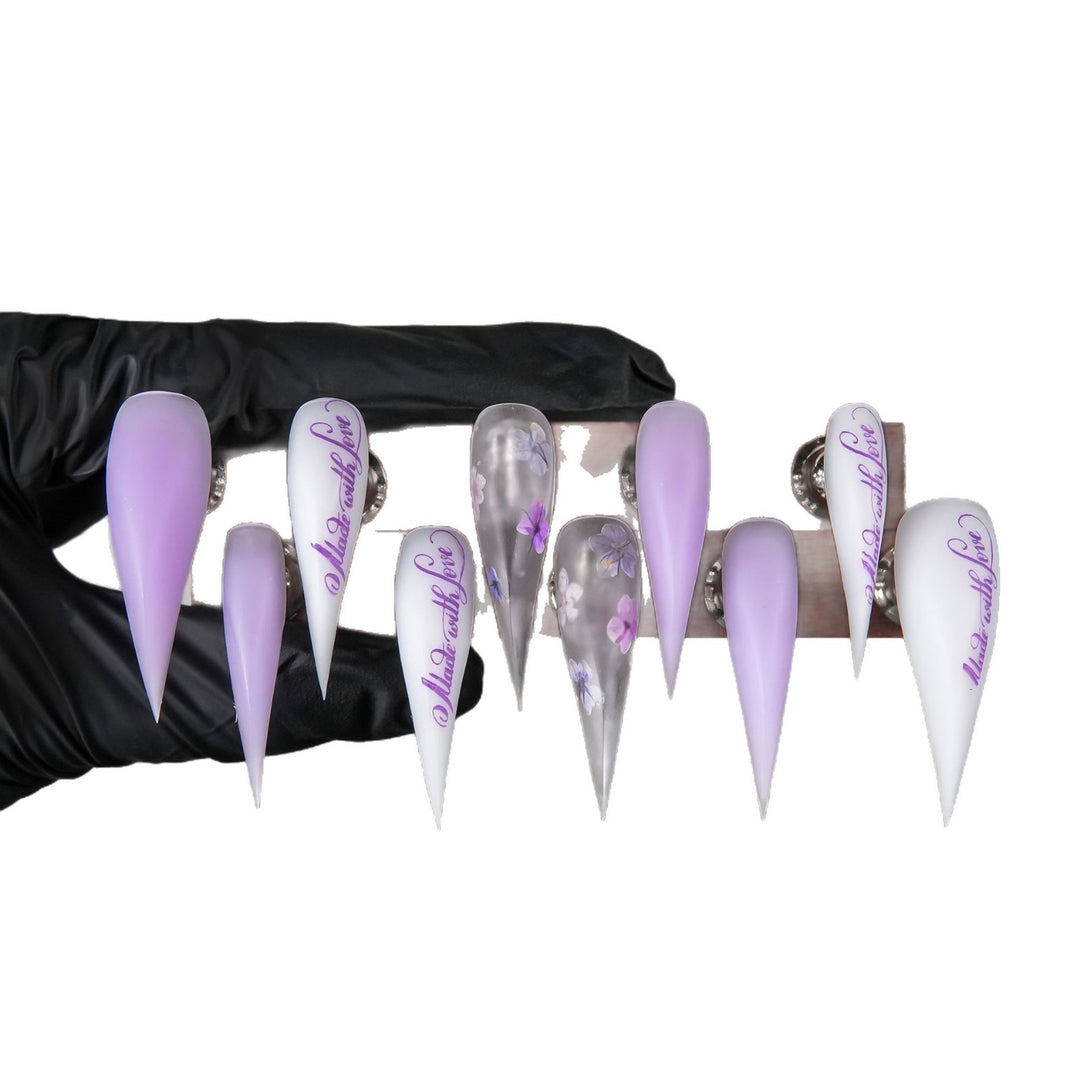 Künstlerisches Stiletto Press-On Nagelset mit floralem Akzent