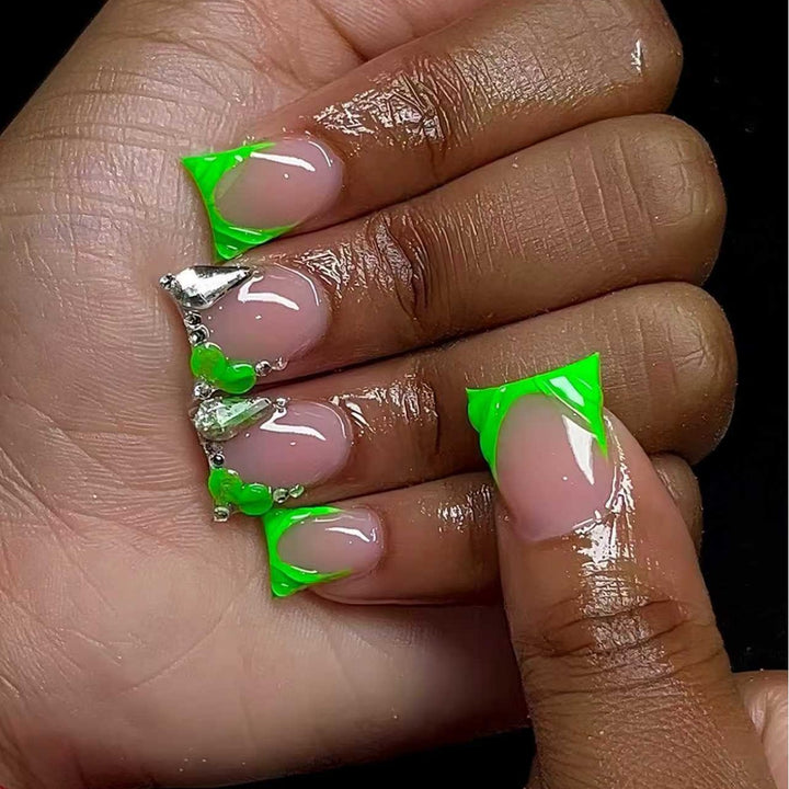 Künstlerische Nagelkunst Karnz