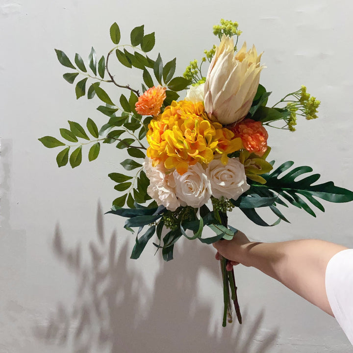 Lebensechter floraler Designerstrauß