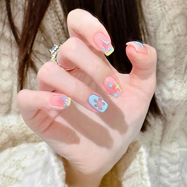Kreative Nagelkunst mit Blütenakzenten Karnz