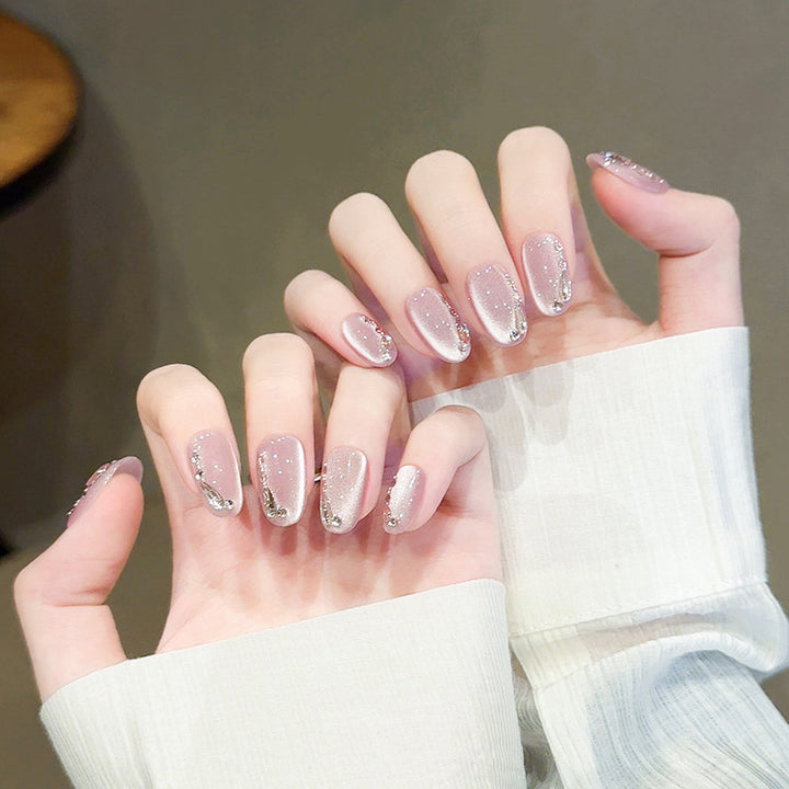 Elegante Kunstnagelspitzen mit Glitzereffekten Karnz