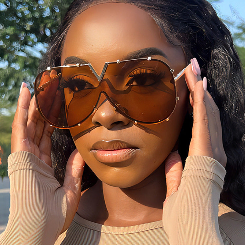 Damen oversized Schutzbrille im futuristischen Design Karnz