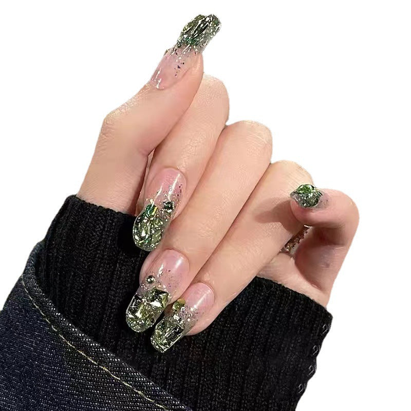 Glitzernde Kunstnägel im modernen Design Karnz
