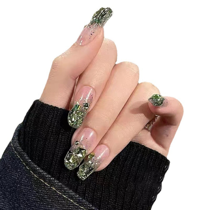 Glitzernde Kunstnägel im modernen Design Karnz