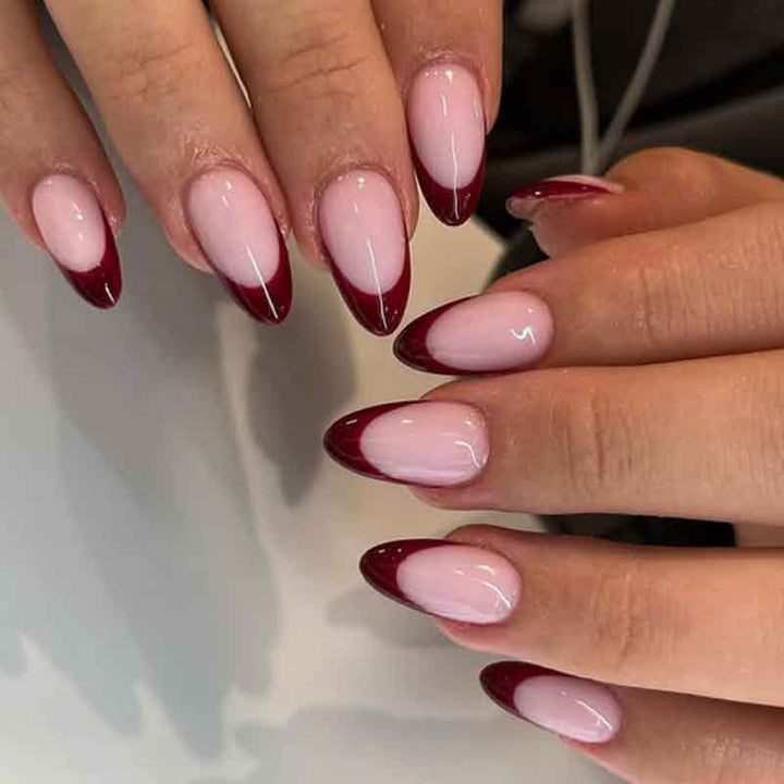 Kunstnagelset mit eleganten French-Spitzen und modernen Akzenten Karnz