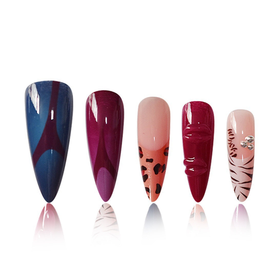 Künstlerische Stiletto-Nagelverlängerungen mit trendigem Tierdruck und Schmuckakzenten Karnz