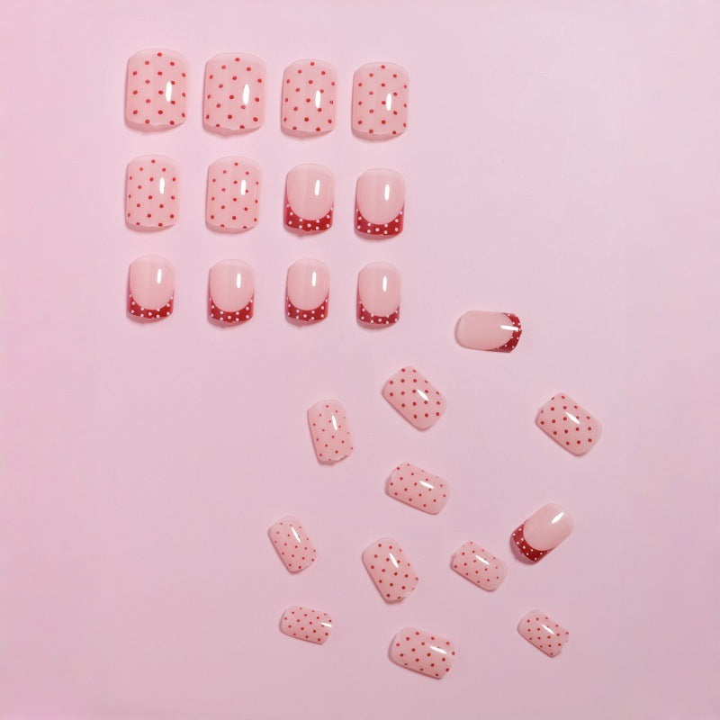 Stylishes Press-On-Nageldesign mit Punkten und französischen Spitzenakzenten Karnz