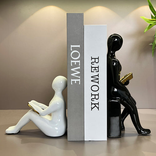 Künstlerische sitzende Figur für die Heimanzeige