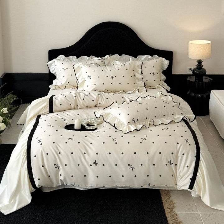 Rüschensatin-Style Polka Dot Bettbezug Set mit schwarzem Paspel