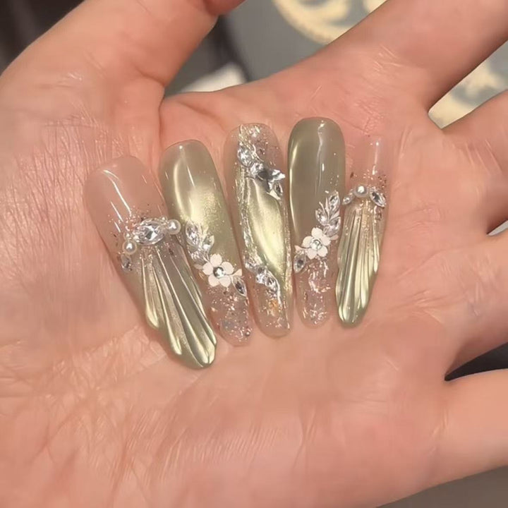 Ausführliche florale Nagelkunstverlängerungen