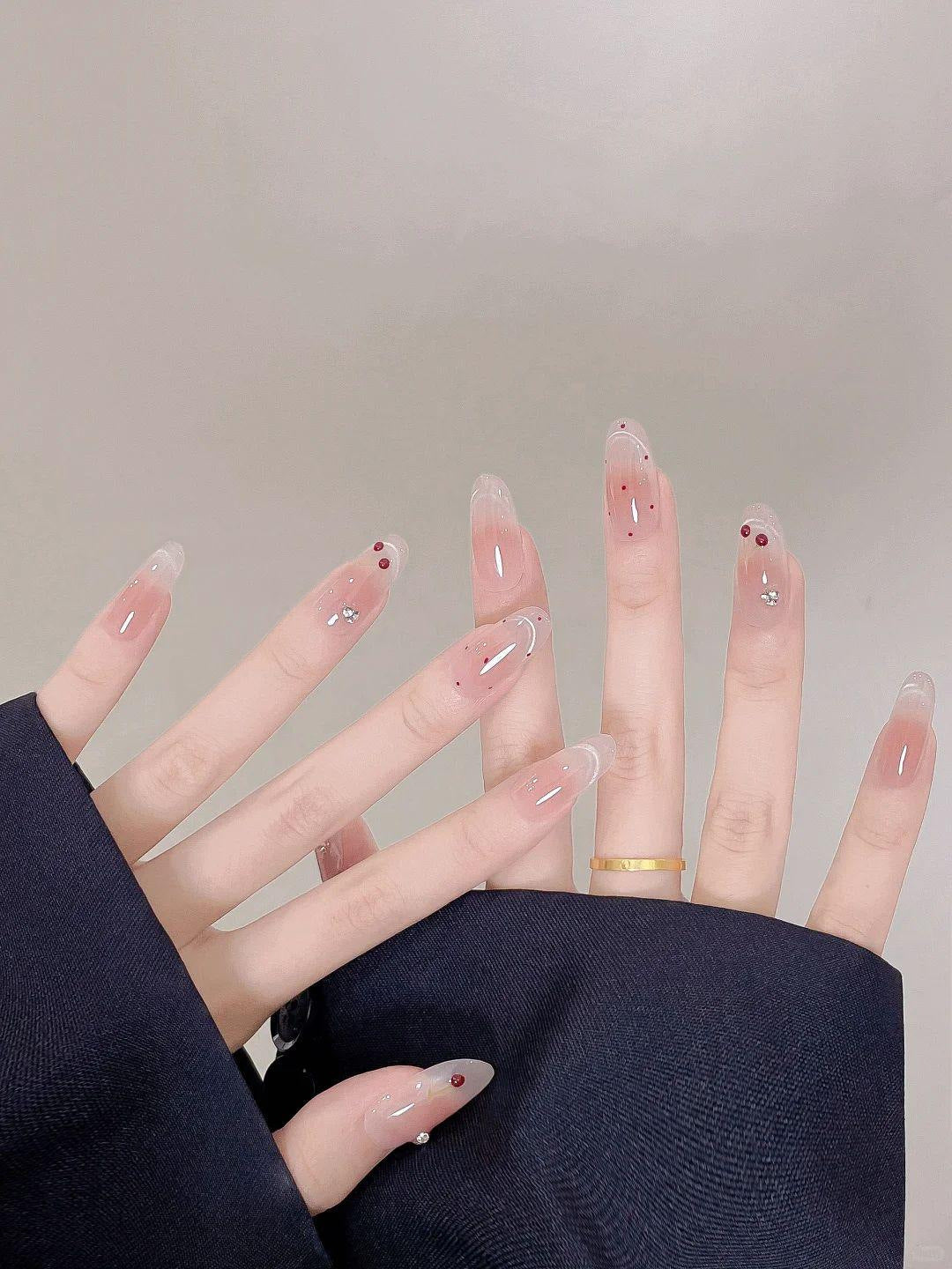 Künstlerisches Herzmuster Nagelkunstverlängerungen Karnz