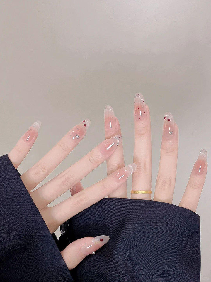Künstlerisches Herzmuster Nagelkunstverlängerungen Karnz