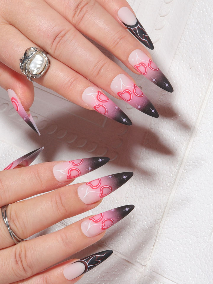 Stiletto Nagelkunst Verlängerungen mit Herzdesign Karnz
