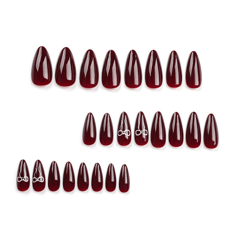 Elegante Stiletto Press-On Nagelspitzen mit floralen Details Karnz