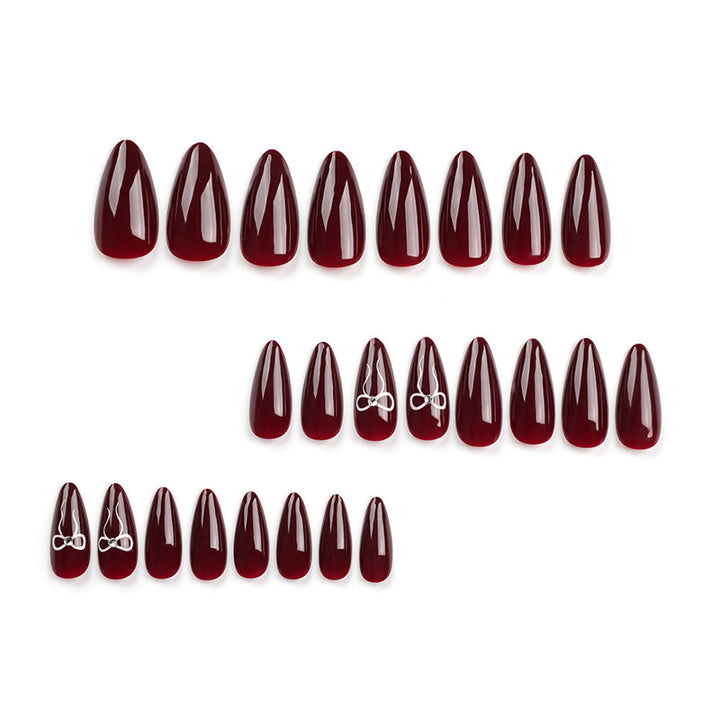 Elegante Stiletto Press-On Nagelspitzen mit floralen Details Karnz