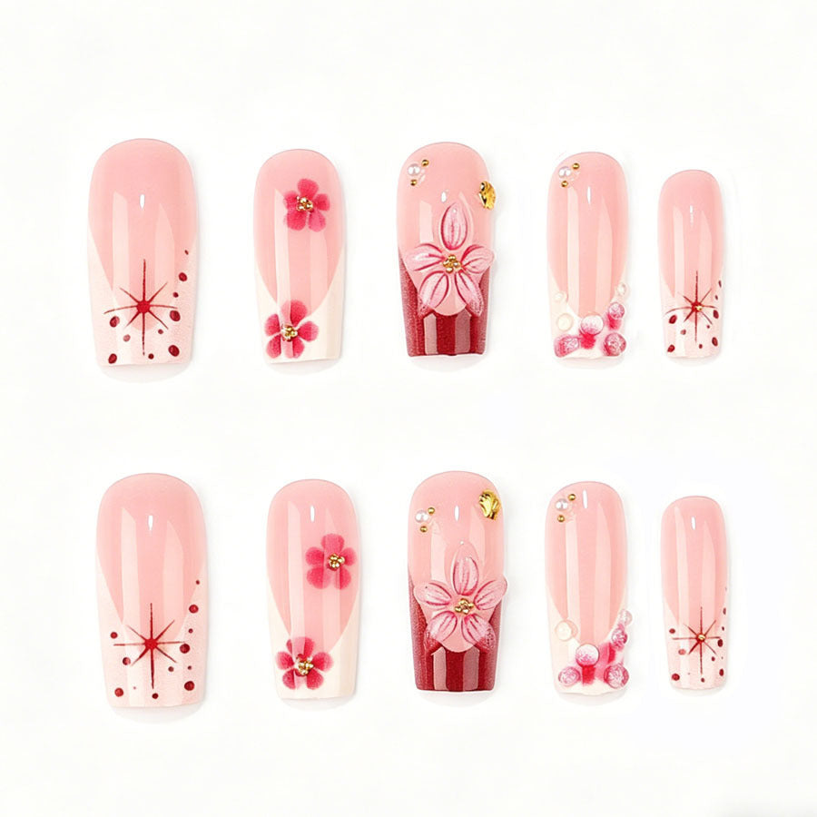 Kunstnagelset mit floralen 3D-Details und Glitzerakzenten Karnz
