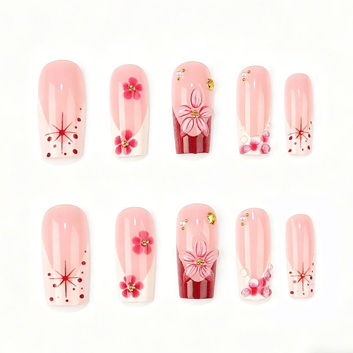 Kunstnagelset mit floralen 3D-Details und Glitzerakzenten Karnz