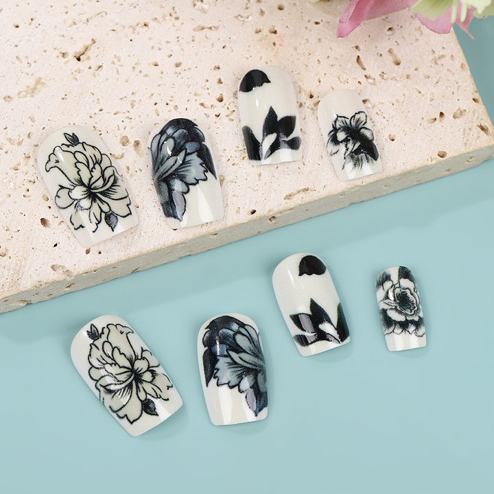 Kunstnägel mit floralem Schwarz-Weiß-Design Karnz