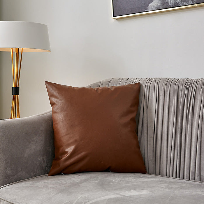 Quadratischer Premium-Kissenbezug aus veganem Nappaleder mit Soft‑Touch Oberfläche Karnz