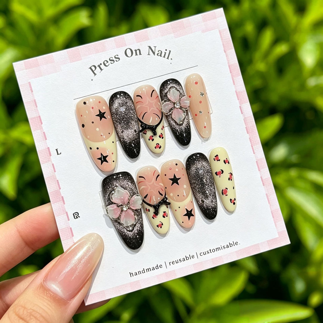 Dekoratives Press-On Nagelkunst-Set mit Kreuz- und Edelsteinakzenten