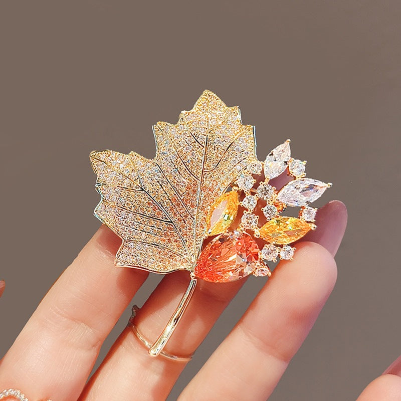 Exquisite Blätterbrosche mit Funkelnden Kristallen Karnz