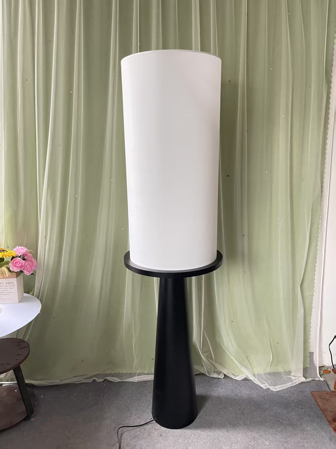 Moderner minimalistischer Stehlampe mit integriertem Beistelltisch