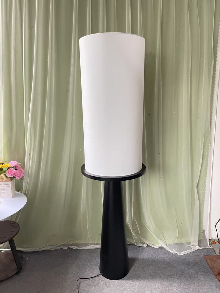 Moderner minimalistischer Stehlampe mit integriertem Beistelltisch
