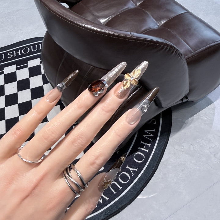 Elegantes Stiletto Press-On Nagelset mit glamourösen Verzierungen Karnz