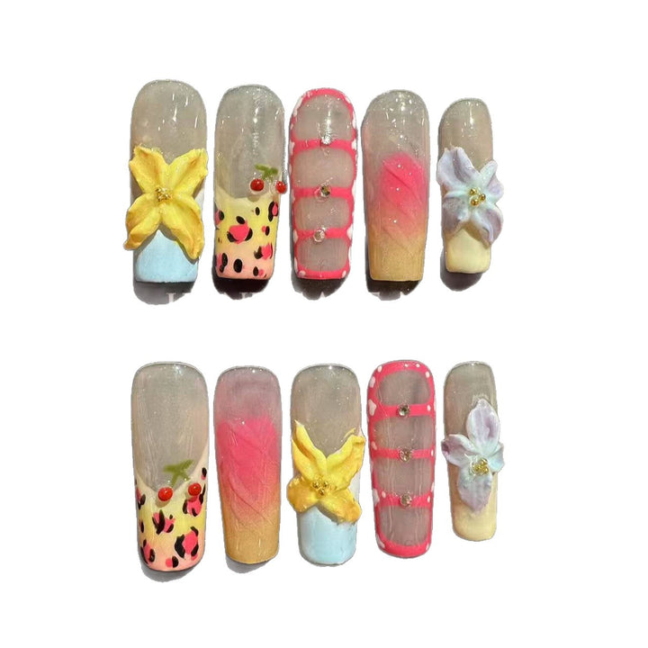 Künstlerisches Floral Press-On Nagelset mit dekorativen Elementen