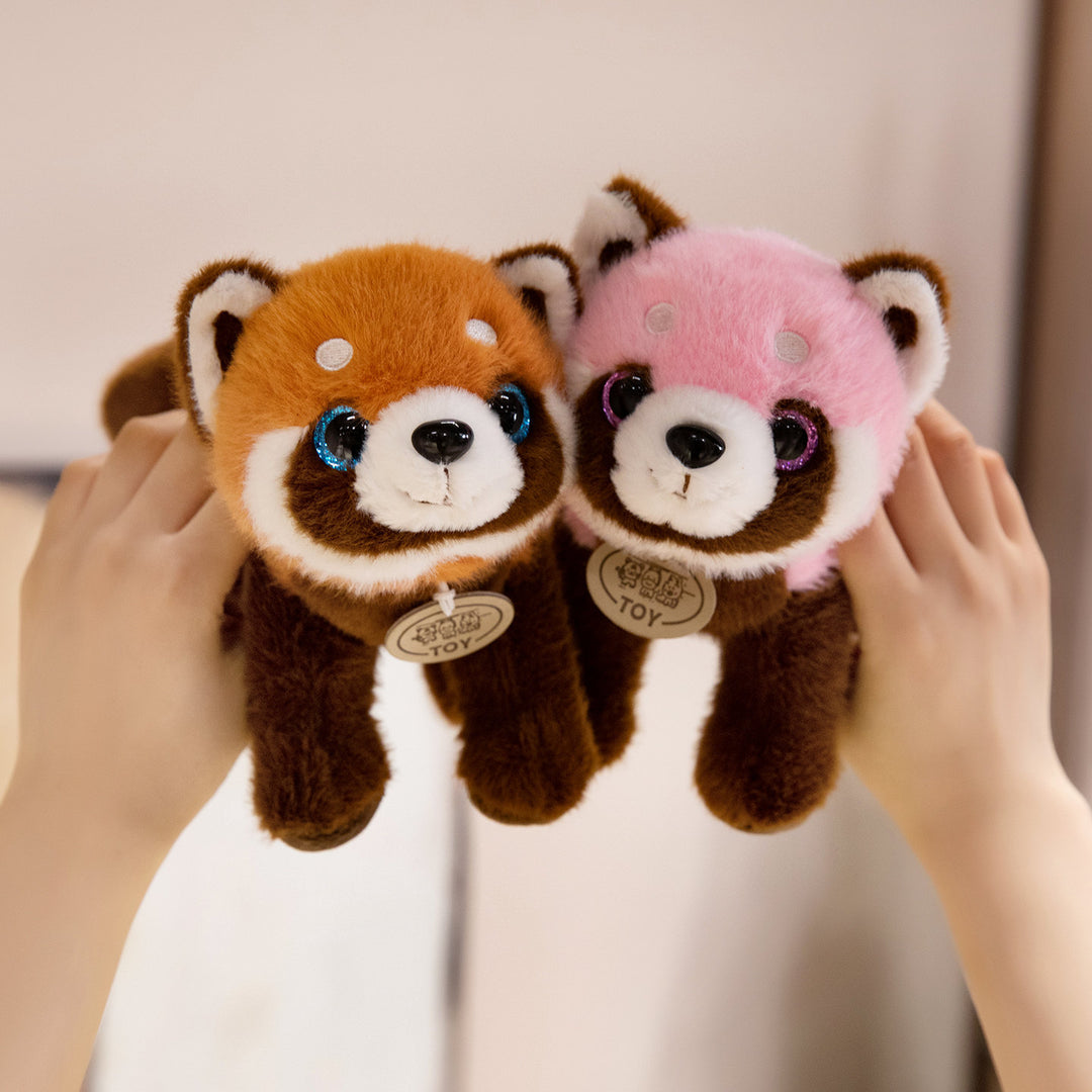 Kapuziner-Panda-Plüschsammlerstück mit funkelnden Augen & ultra-weichem Kunstfell Karnz