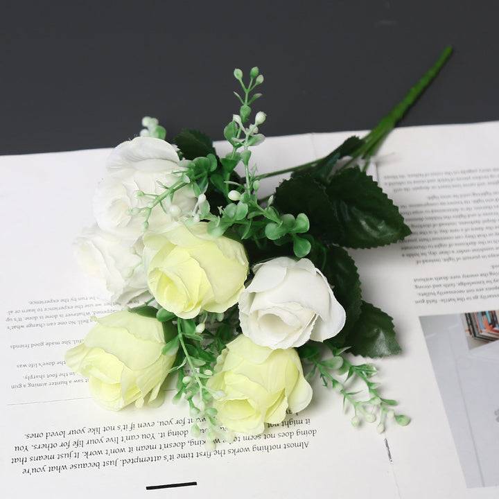 Dekoratives Blumenbouquet für die Heimdekoration