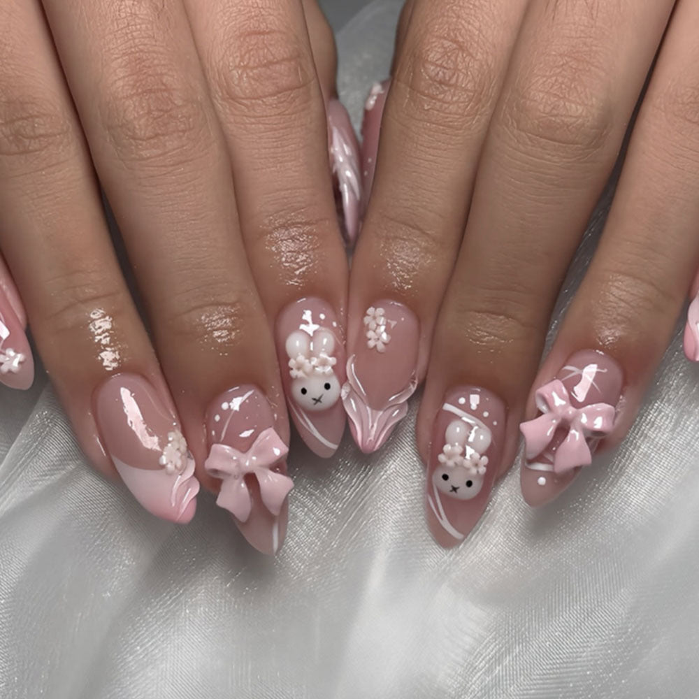Dekoratives Press-On Nagelkunstset mit süßem Bogen und floralen Verzierungen