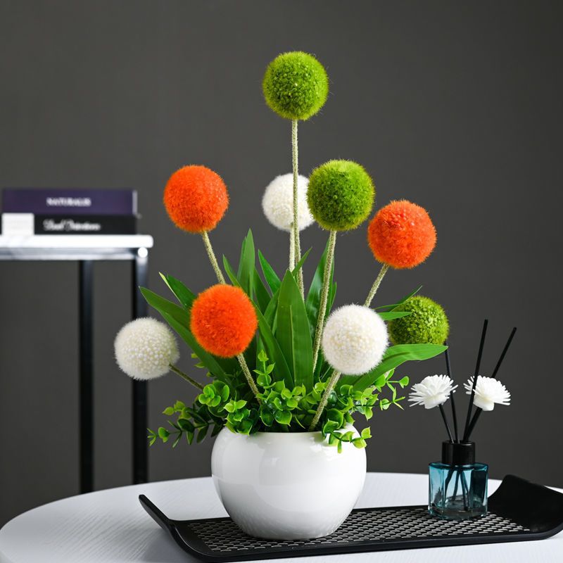 Künstliches Blumenarrangement in modernem Keramikvase