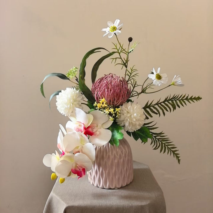 Lebensechte botanische Blumenarrangement