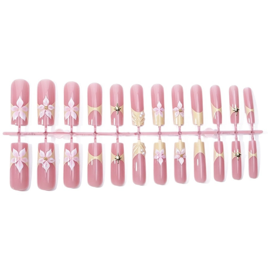 Kunstnagelset mit zarten Blüten- und Glitzerelementen Karnz