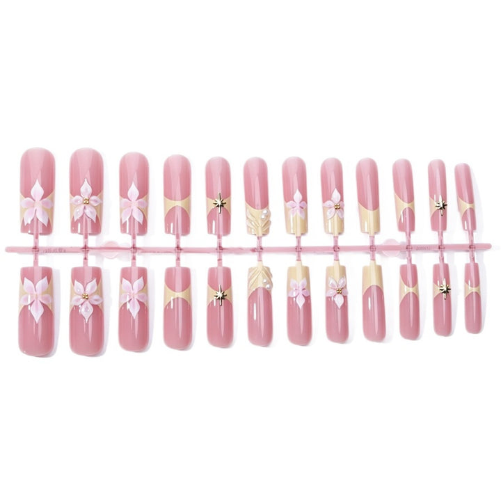 Kunstnagelset mit zarten Blüten- und Glitzerelementen Karnz