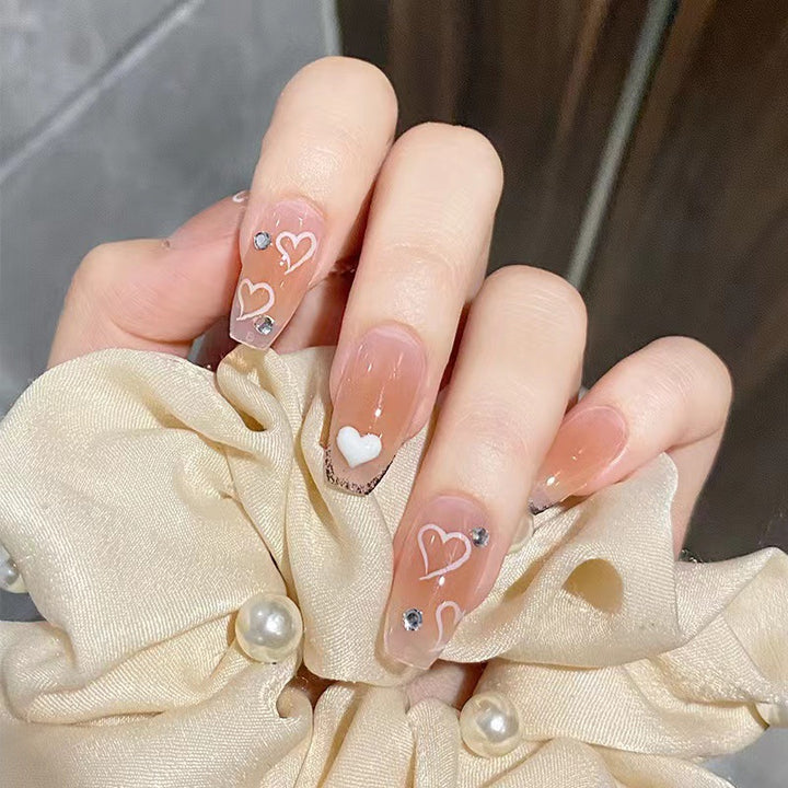 Kunstvolle Nagelspitzen im Herzdesign Karnz