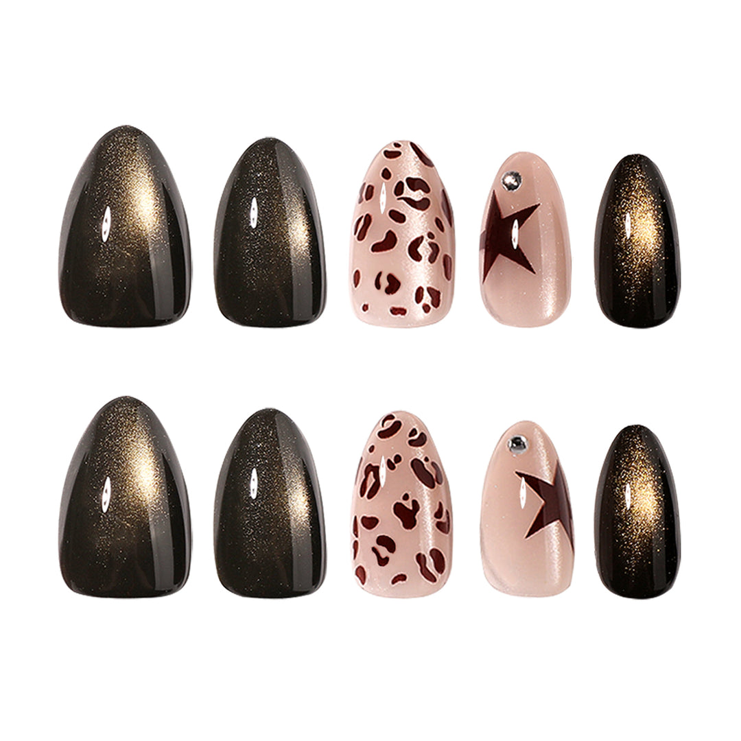 Kunstvolle Nagelverlängerungen mit glamourösen Leo-Design Karnz