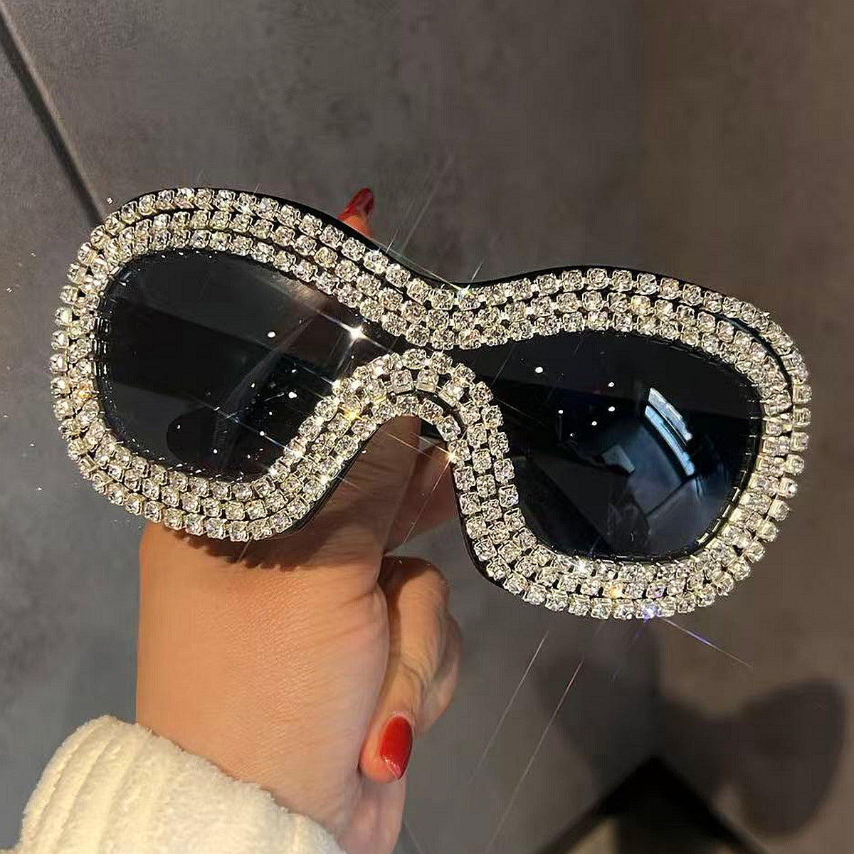 Damen Glamouröse Sportsonnenbrille mit extravagantem Kristallrahmen Karnz