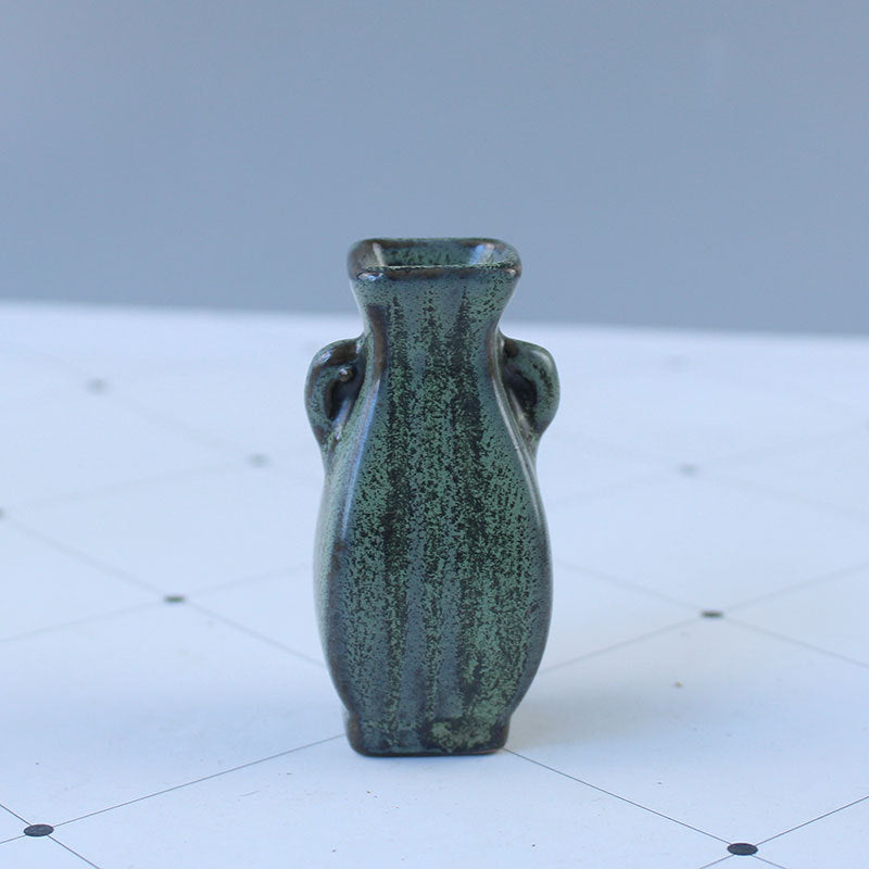 Elegante Keramikvase mit kunstvollem Design Karnz