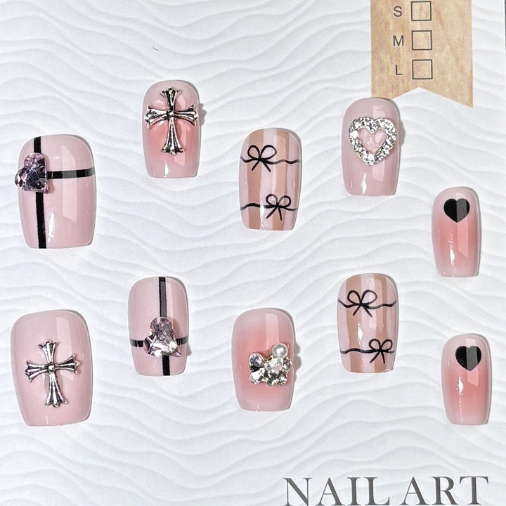 Glamouröses Press-On Nail Set mit stilvollen Verzierungen