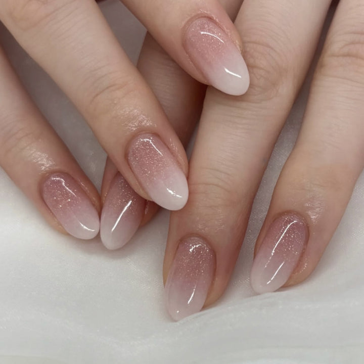 Luxuriöse Nagelverlängerungen mit elegantem Glitzer-Ombre Karnz